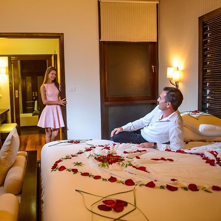 Coco Bodu Hithi - 50 Percent Off Shared Roundtrip Speedboat For Stays From 1 May To September 2025 Bagian luar foto A couple in a hotel room