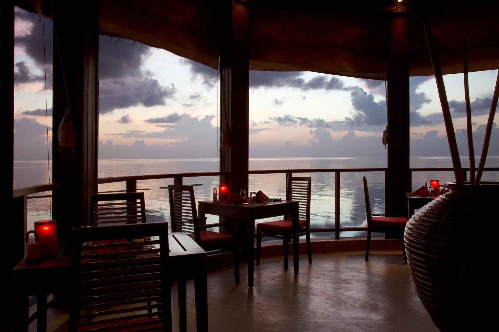 Coco Bodu Hithi - 50 Percent Off Shared Roundtrip Speedboat For Stays From 1 May To September 2025 Bagian luar foto Sunset at the restaurant