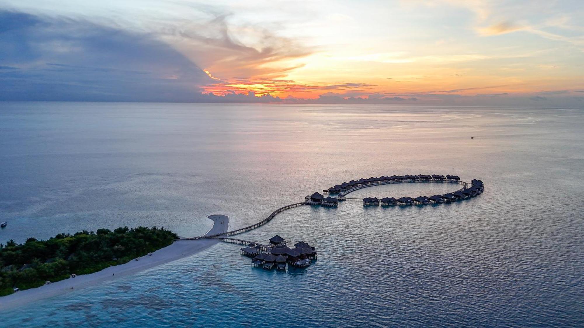 Coco Bodu Hithi - 50 Percent Off Shared Roundtrip Speedboat For Stays From 1 May To September 2025 Bagian luar foto Sunset at the resort