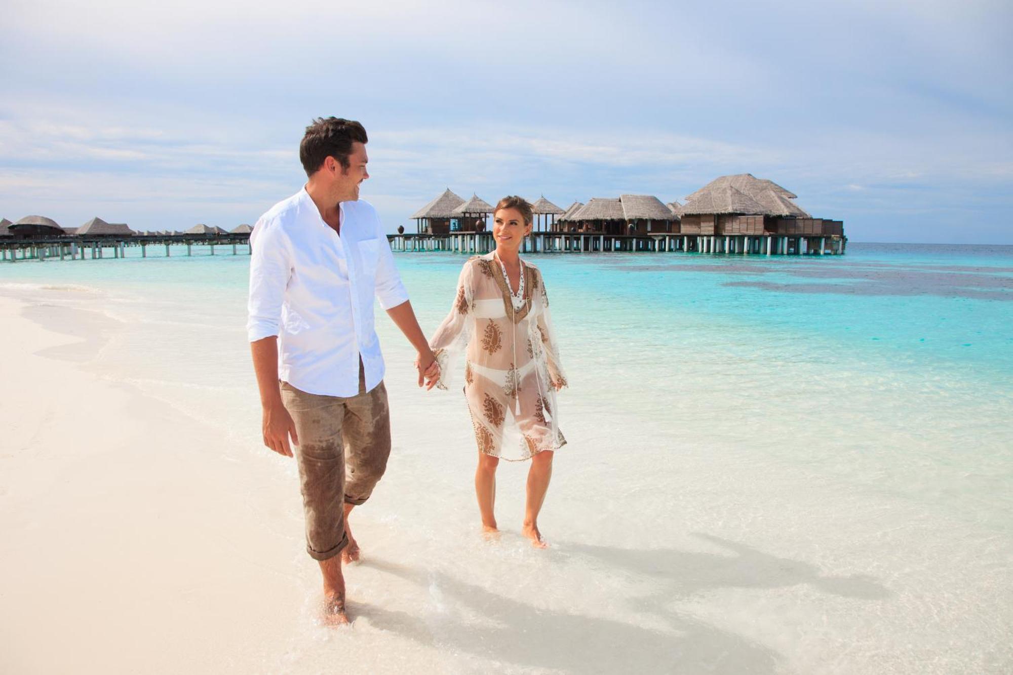 Coco Bodu Hithi - 50 Percent Off Shared Roundtrip Speedboat For Stays From 1 May To September 2025 Bagian luar foto A couple on a beach